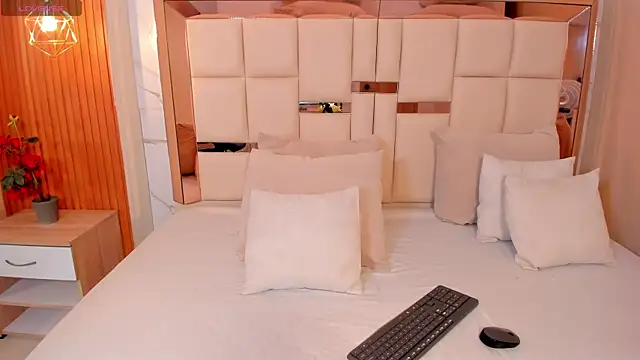 samantha quinnn online show from April 22, 4:42 am