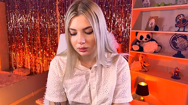 HyileyClark online show from April 28, 1:26 pm