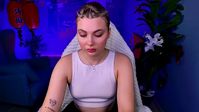 HyileyClark online show from April 19, 9:53 am