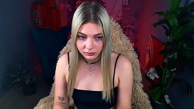 HyileyClark online show from March 13, 12:28 pm