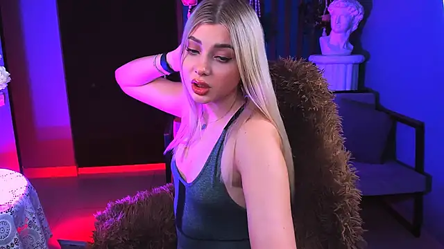 HyileyClark online show from April 22, 2:47 pm