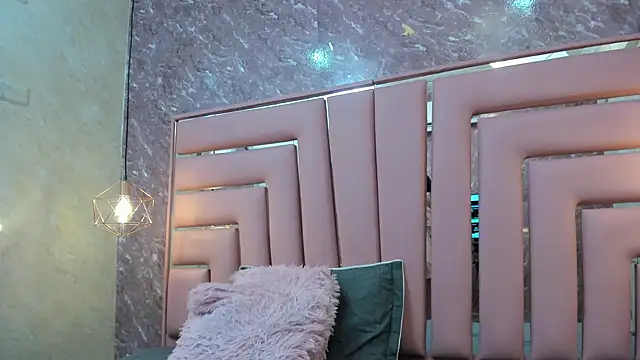 HOTTIE MIA  online show from December 19, 7:28 pm