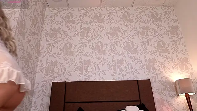 Paolagh  online show from April 22, 3:36 am