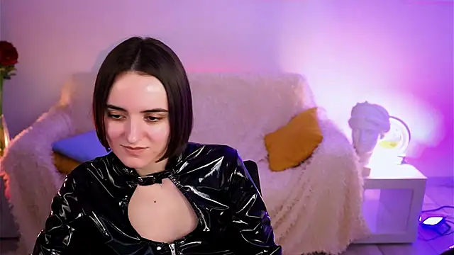 KateWillows online show from April 13, 8:04 am