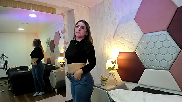 AriaRous online show from April 22, 4:04 pm