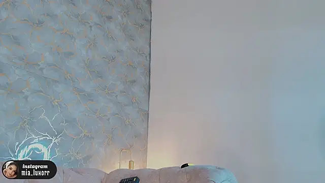 Mia Luxor online show from April 24, 12:30 pm