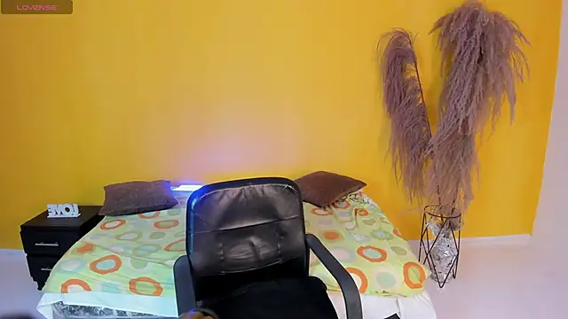 TiffanyHoustton online show from April 21, 1:29 pm