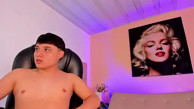 HotThreesoome online show from April 24, 6:33 pm