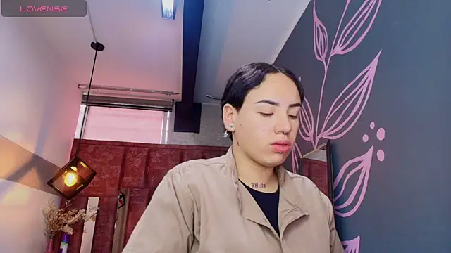 Kiara Fox   online show from June 6, 8:15 pm