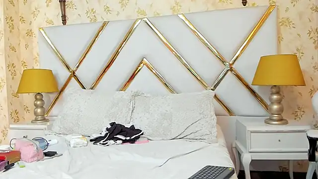 RachelleEvans online show from January 10, 11:31 pm