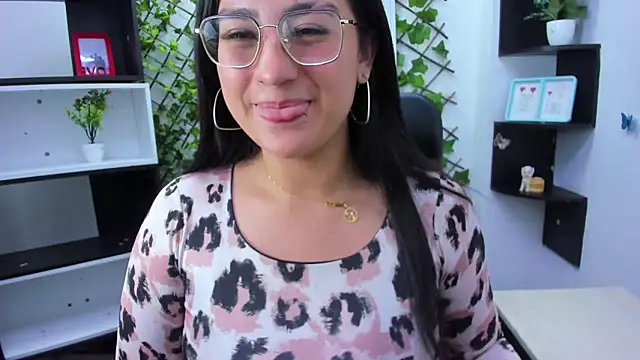 sophi hardd  online show from April 24, 2:53 pm