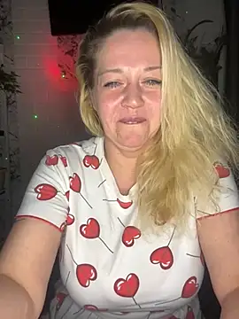 JenniferCarmen online show from April 15, 7:58 pm