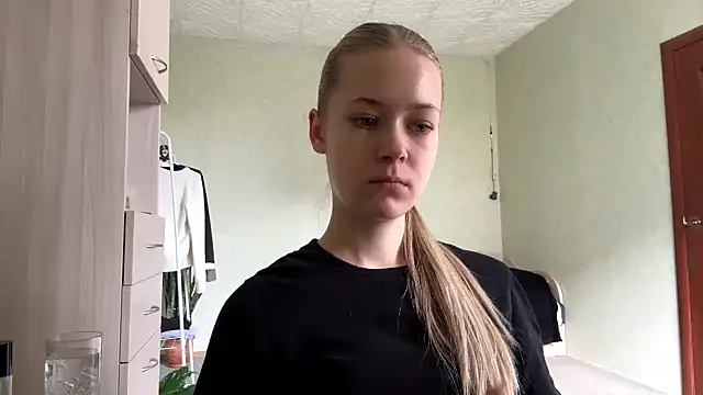ZaidaSchwarten online show from April 19, 1:11 pm