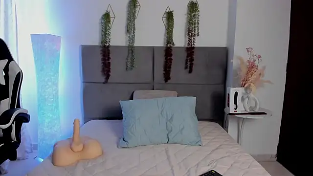 JulietaSnow online show from April 29, 5:30 pm