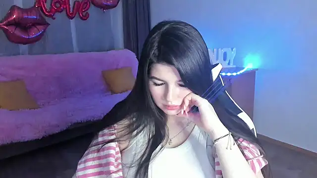 KisaModel online show from April 23, 2:30 pm