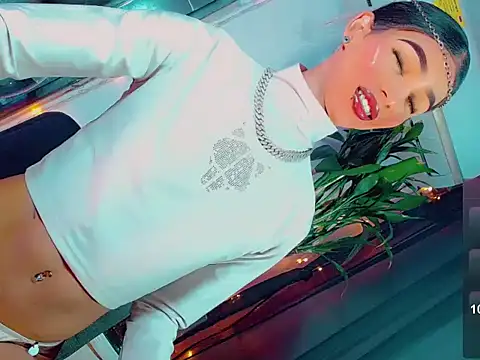 agathaferrer3 online show from April 25, 7:33 am