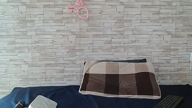 Yellowmellow01 online show from April 19, 9:31 am