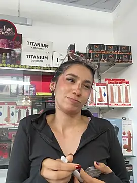 lunaluxury22 online show from April 20, 9:29 pm