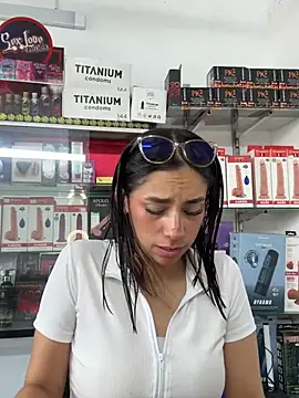 lunaluxury22 online show from April 21, 2:02 pm