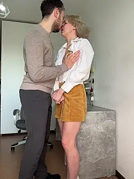 Lovebackground online show from April 24, 8:28 am