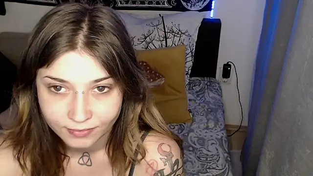 AlienforTwenty online show from April 21, 4:36 pm