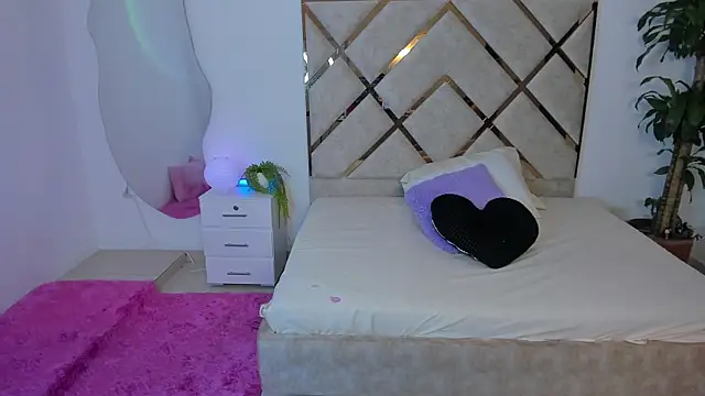 queenie staar online show from January 9, 8:02 pm