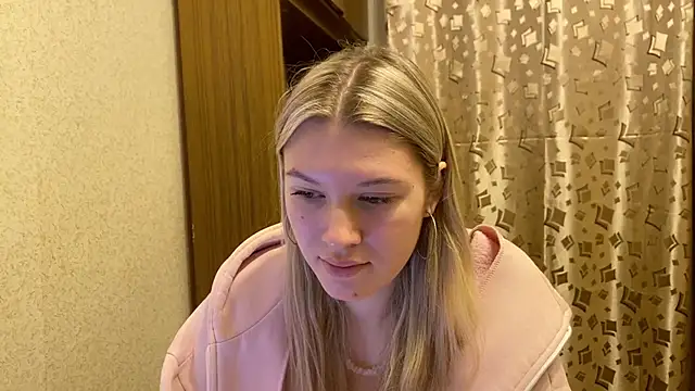 SkyeDavis online show from December 17, 8:24 pm