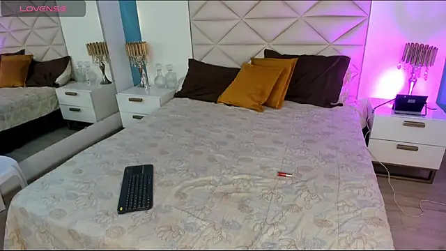 JuliMonroe19 online show from April 18, 8:50 am