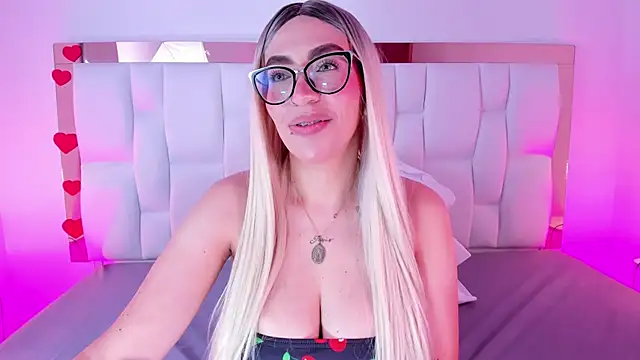 CamilleJuicy  online show from April 8, 1:02 pm