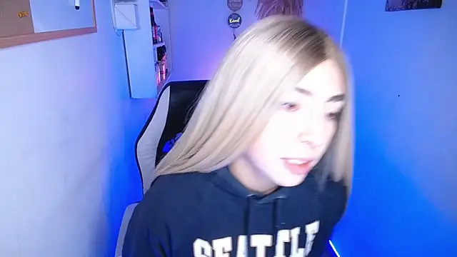 channel blondee online show from April 7, 12:23 am