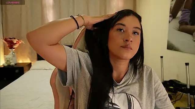 Alannadumont  online show from April 23, 7:49 pm