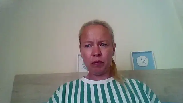jennyblondeuk online show from April 28, 4:33 pm