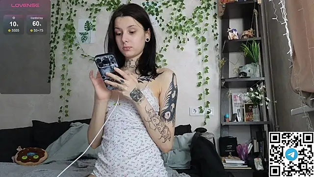 LeonaHinnes online show from April 22, 10:56 am