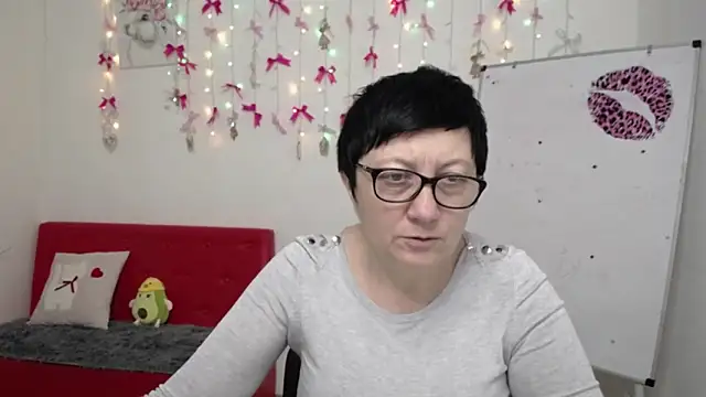 EmilyL0ve online show from April 23, 5:15 pm