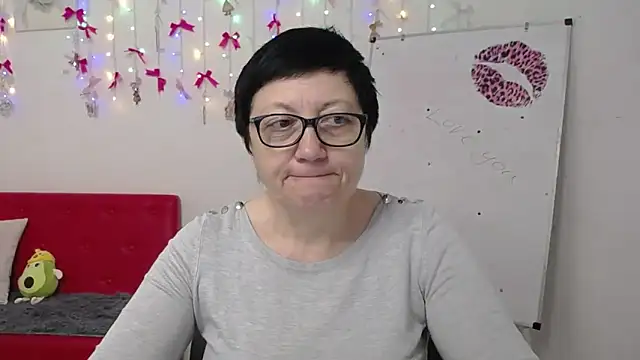 EmilyL0ve online show from April 19, 5:18 am