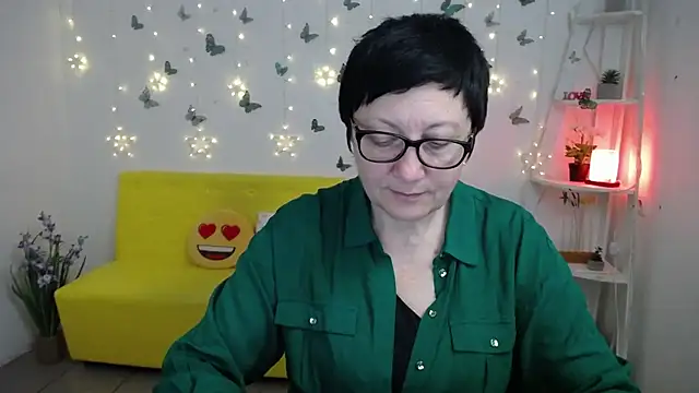 EmilyL0ve online show from April 22, 5:21 pm