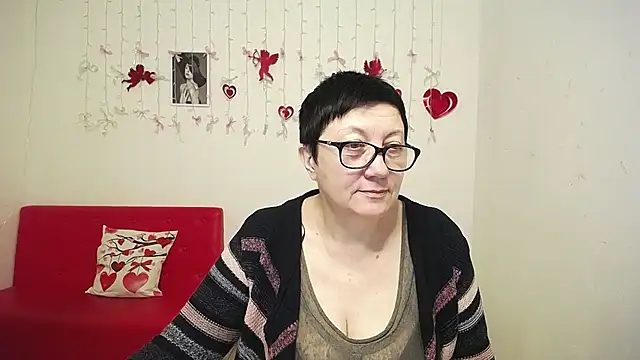 EmilyL0ve online show from February 14, 6:37 am