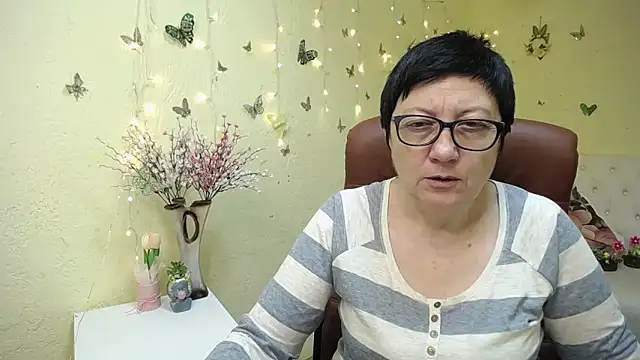 EmilyL0ve online show from April 21, 5:14 am