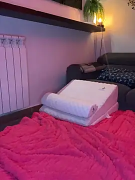 ReynaTatty online show from March 29, 8:52 pm