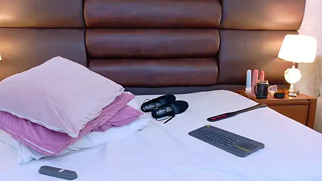 CintiaHolms online show from April 15, 3:07 am