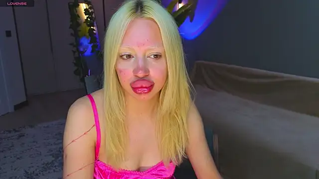 Luna Beverly online show from June 7, 8:26 pm