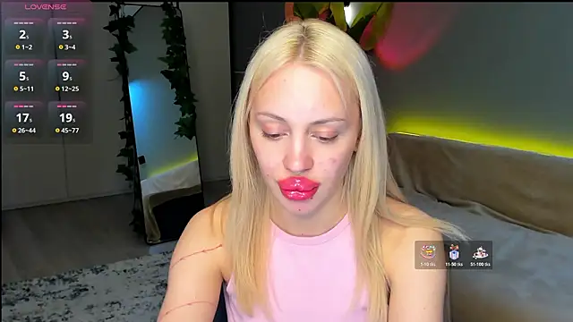 Luna Beverly online show from March 25, 10:01 pm