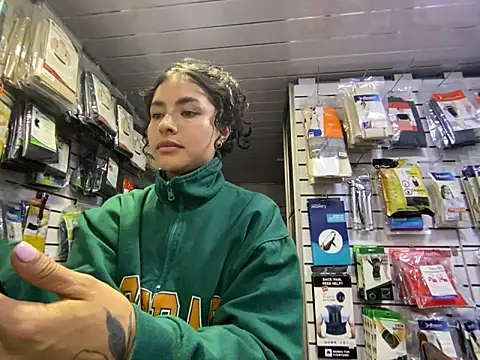 auroramooon online show from March 5, 11:00 pm