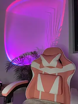 alesziarose  online show from April 28, 12:19 am