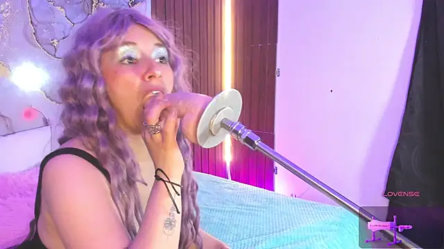 Emmayourgirl online show from April 7, 2:35 am