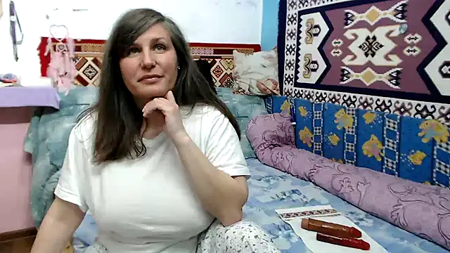 Adelinemilf online show from April 28, 1:48 pm