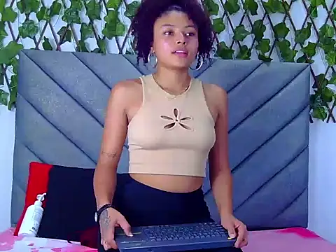 vsamanthaper1 online show from April 27, 4:15 pm