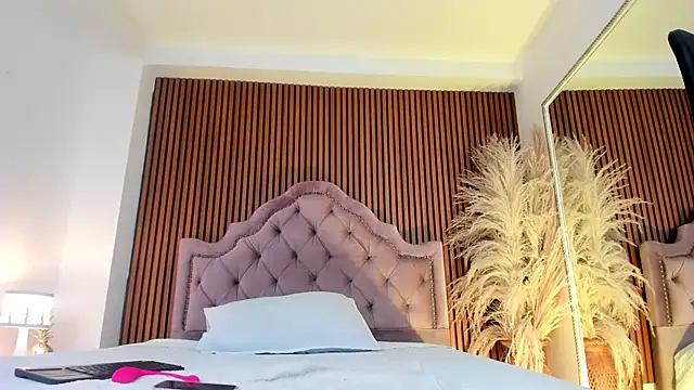 Violett hott  online show from April 25, 1:03 pm