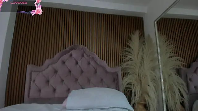 Violett hott  online show from April 21, 12:23 pm