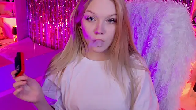 ChloeWhite online show from April 18, 9:45 am